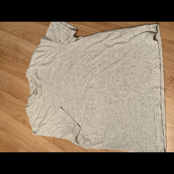 H&M T Shirt - Picture 2 of 2